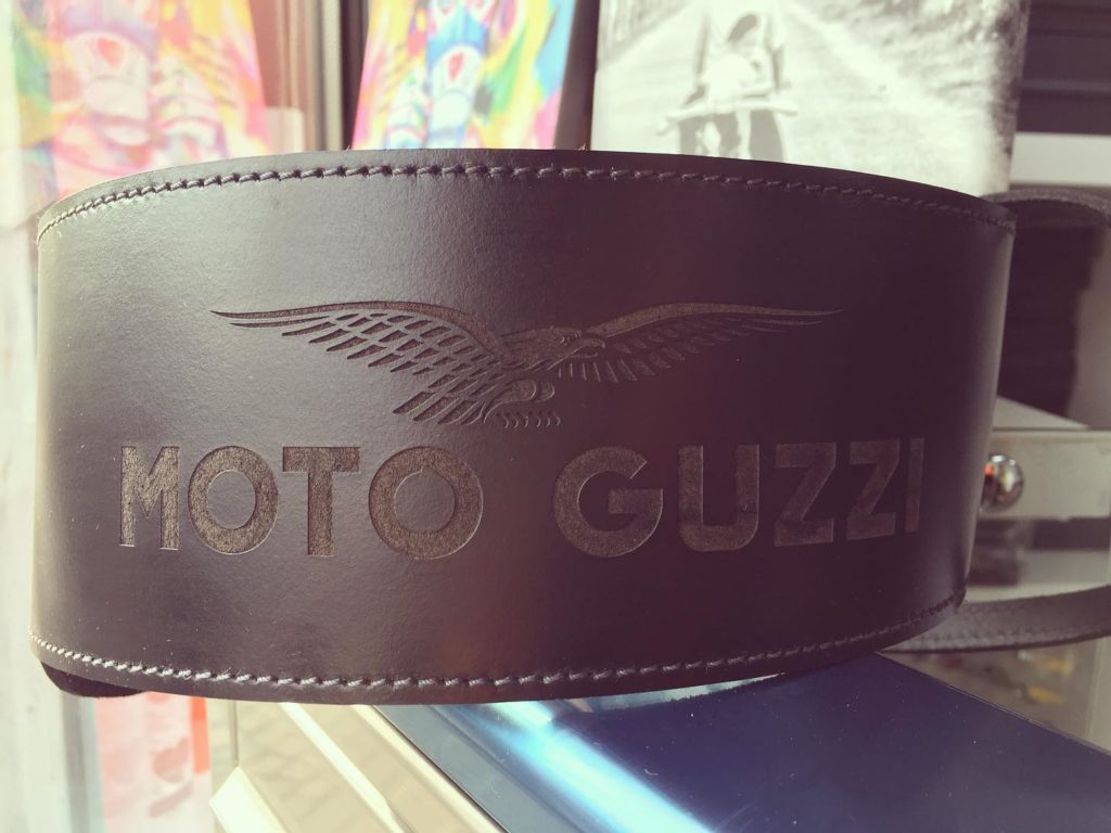 Incisione su fascione in pelle serbatoio Moto Guzzi